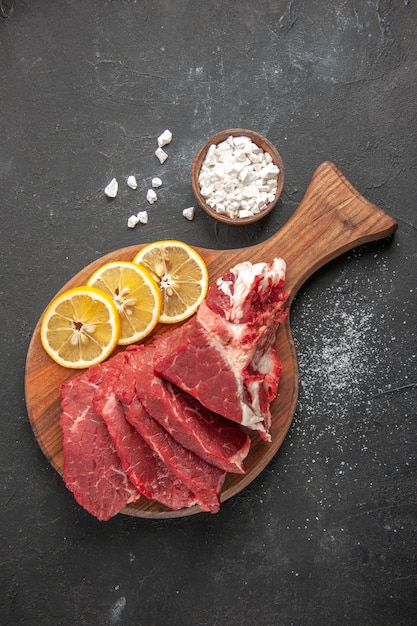 vue de dessus de la viande fraîche en tranches avec des tranches de citron