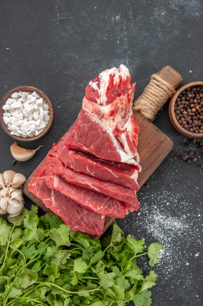 vue de dessus de la viande fraîche en tranches avec des verts