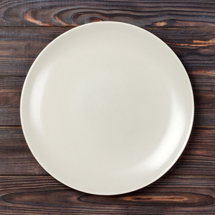 Photo vue de dessus avec vide pour votre conception, assiette blanche vide sur bois