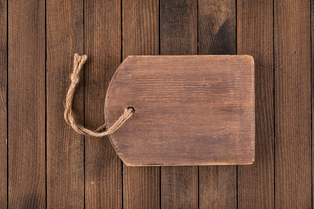 Vue de dessus sur une vieille planche à découper en bois marron