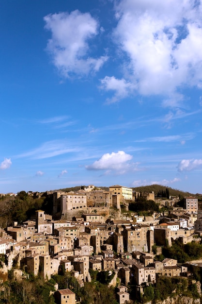 Vue de dessus de la vieille ville de tuf célèbre de Sorano, province de Sienne. Toscane, Italie