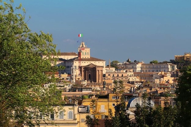 Vue de dessus sur le vieux centre-ville avec vue panoramique sur le célèbre monument de l'architecture de la Rome antique