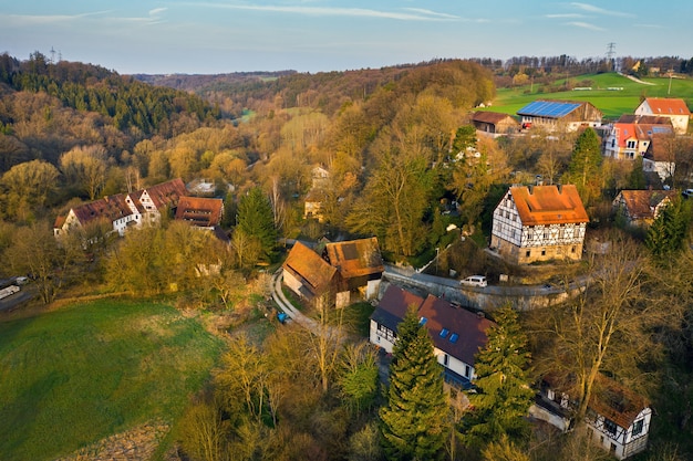 Vue de dessus d'un village d'automne en Suisse saxonne.Allemagne