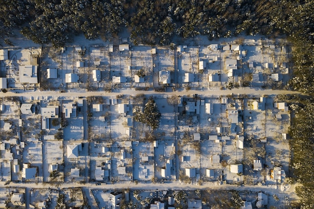 Vue de dessus d'un village d'été en hiver dans la forêt près de Minsk. Biélorussie.