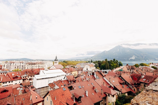 Vue de dessus de la ville d'Annecy, lac au loin. Toits de tuiles, cathédrale. Photo de haute qualité