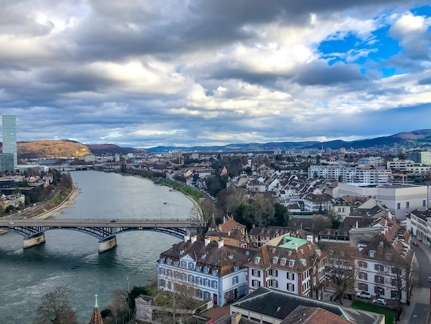 Vue de dessus sur la ville de Bâle en Suisse et sur le Rhin.