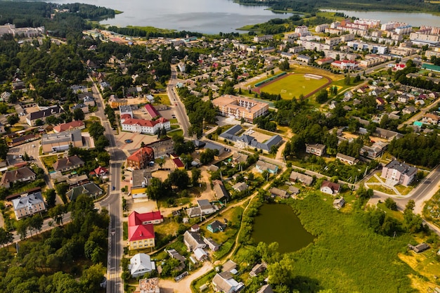 Vue de dessus de la ville de Braslav en été