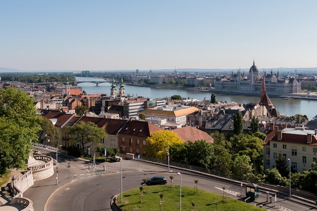 Vue de dessus de la ville de Budapest en Hongrie le Danube relie le bâtiment du Parlement par une chaude journée ensoleillée