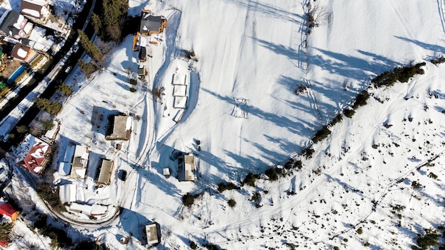 Photo vue de dessus d'une ville enneigée dans les montagnes vue à vol d'oiseau neige froide photo de haute qualité