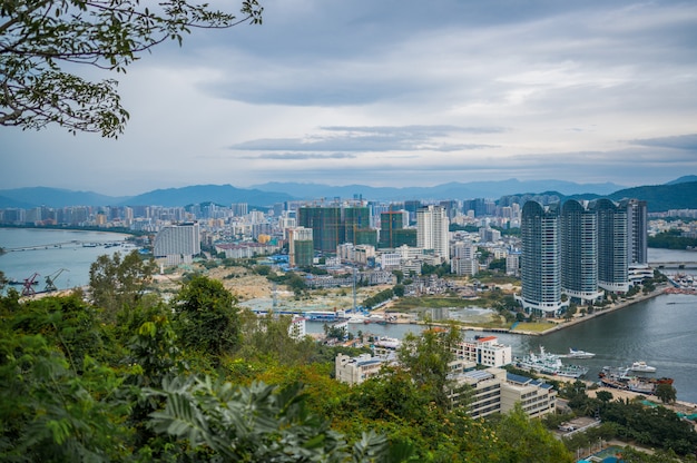 Vue de dessus de la ville de Hainan Sanya, avec des maisons locales et des hôtels et bâtiments de luxe. Paradis de vacances d'été en Asie.