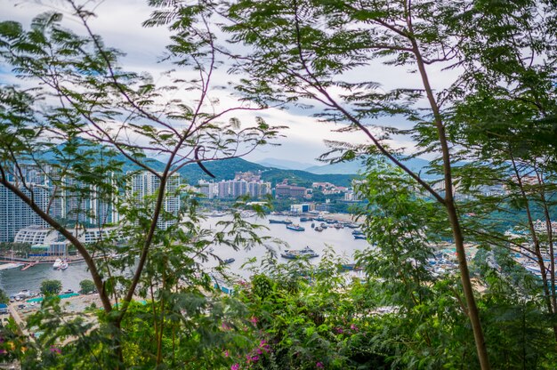 Vue de dessus de la ville de Hainan Sanya, avec des maisons locales et des hôtels et bâtiments de luxe. Paradis de vacances d'été en Asie.