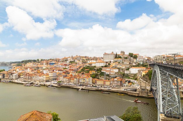 Vue de dessus de la ville de Porto au Portugal Et on voit le pont Luis I