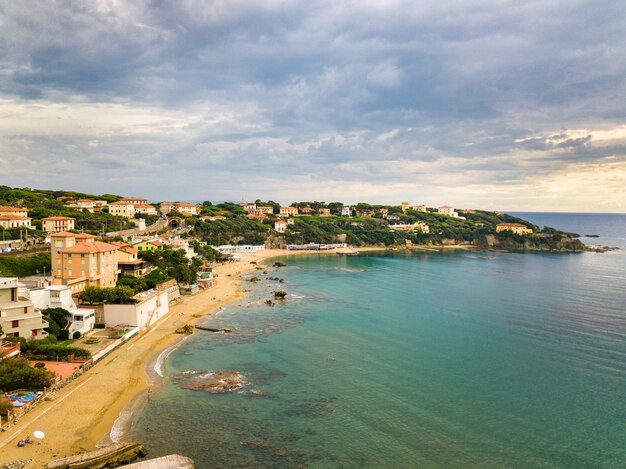 Vue de dessus de la ville et de la promenade située à Castiglioncello en Toscane. Italie