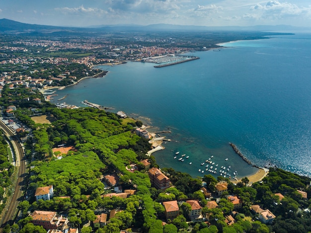 Vue de dessus de la ville et de la promenade située à Castiglioncello en Toscane