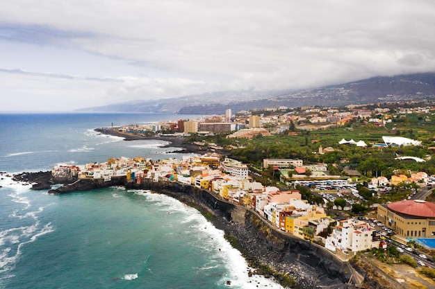 Vue de dessus de la ville de Punta Brava près de la ville de Puerto de la Cruz sur l'île de Tenerife Canaries Océan Atlantique Espagne