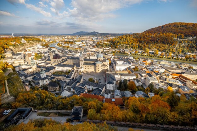 Vue de dessus sur la ville de Salzbourg depuis la colline du château