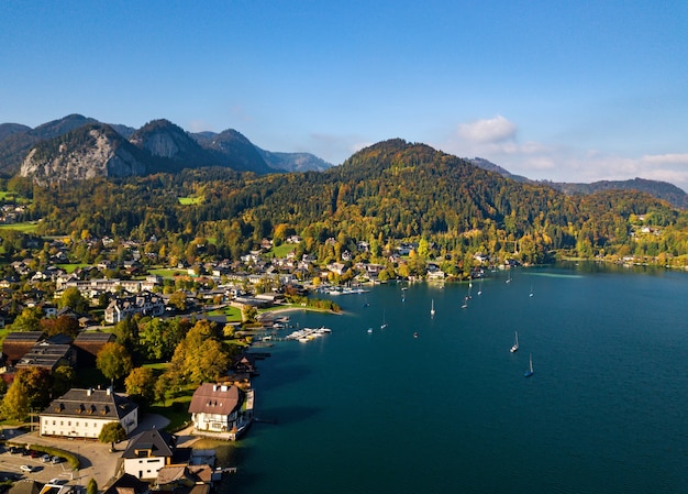 Vue de dessus de la ville de Salzkammergut dans les Alpes autrichiennes.