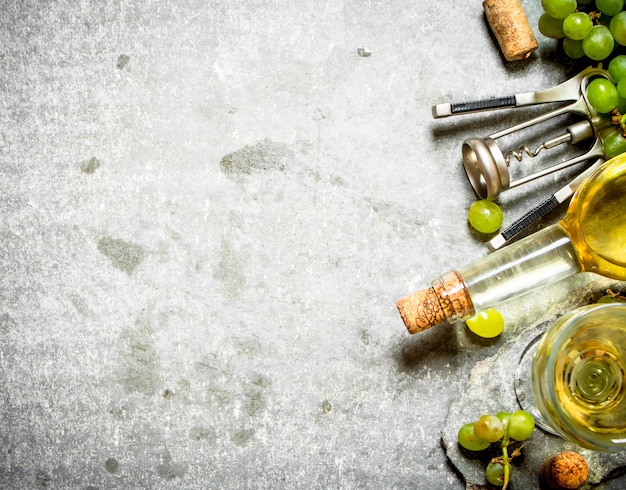 Vue de dessus sur le vin blanc dans la bouteille et le verre