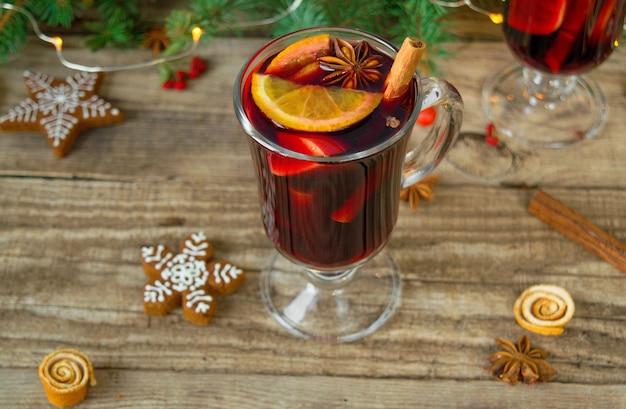 Vue de dessus Vin chaud de Noël avec œillet, cannelle, cardamome et anis