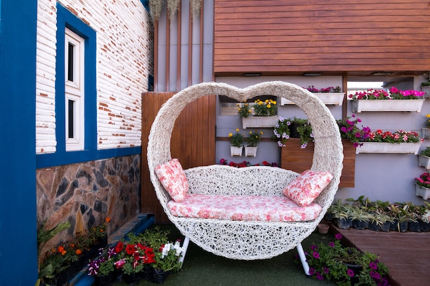 Vue de dessus Vintage chaises blanches dans le style de la décoration de jardin de l&#39;Europe