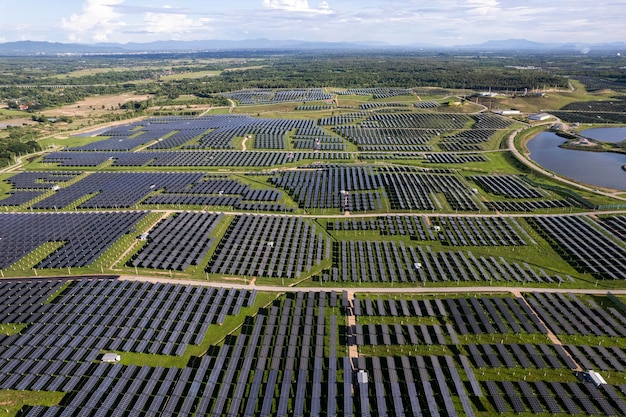 Vue de dessus Vue aérienne de la source d'électricité alternative photovoltaïque du panneau solaire