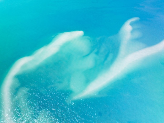 Vue de dessus Vue aérienne de la surface de la merVue à vol d'oiseau photo des vagues turquoises et de la texture de la surface de l'eau Fond de la mer bleue Belles vagues nature Vue imprenable sur le paysage marin