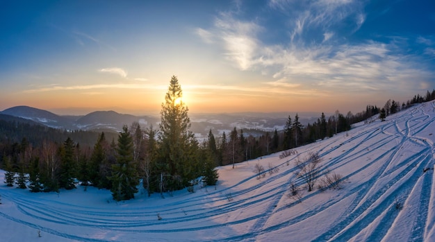 Vue de dessus d'une vue fascinante sur la piste de ski