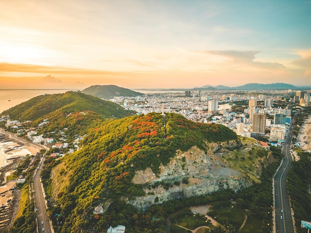 Vue de dessus de Vung Tau avec la statue de Jésus-Christ sur la montagne l'endroit local le plus populaire Christ le Roi une statue de Jésus Travel concept