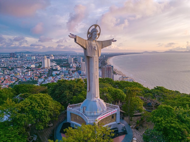 Vue de dessus de Vung Tau avec la statue de Jésus-Christ sur la montagne l'endroit local le plus populaire Christ le Roi une statue de Jésus Travel concept