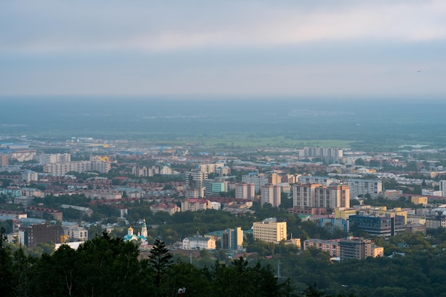 Vue de dessus de YuzhnoSakhalinsk depuis le mont bolchevique