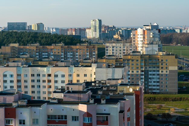 Vue de dessus de la zone de couchage d'une grande ville Paysage urbain d'automne Espaces verts à côté de bâtiments modernes de grande hauteur