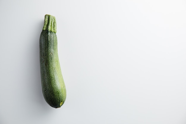 Vue de dessus sur zuchinni frais et mûrs isolés