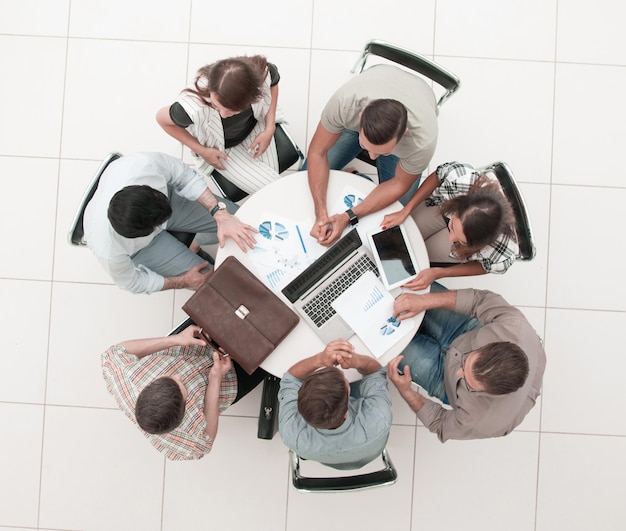 Vue de dessusl'équipe commerciale tient une table ronde