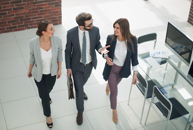 Vue de dessustrois employés debout au bureau