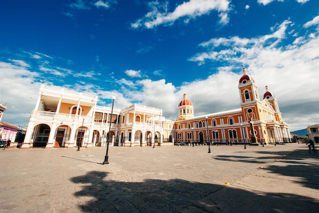 Vue détaillée de l'extérieur de la cathédrale lors d'une journée ensoleillée Granada Nicaragua