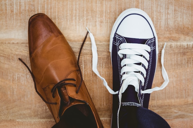 Photo vue de deux chaussures différentes