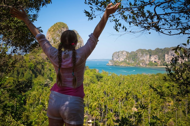 Vue sur les deux côtés de la plage de Railay et de Tonsai, une femme veille sur les jungles et la mer.