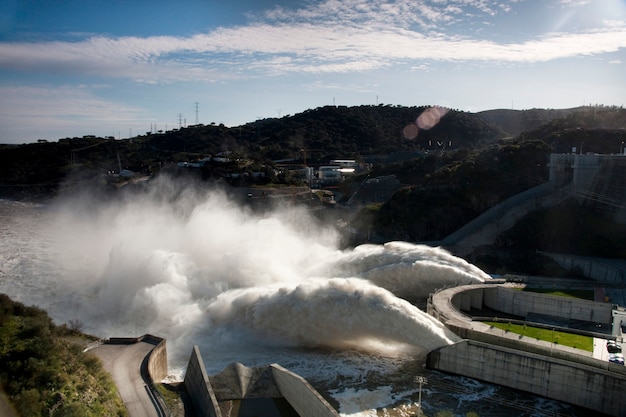 Photo vue de deux puissants jets d'eau sur le barrage d'alqueva, au portugal.