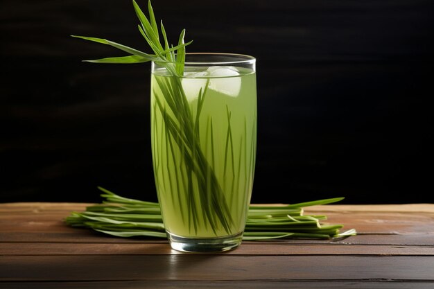 Photo vue de devant boisson d'étragon fraîche à l'intérieur d'un long verre avec des citrons et des feuilles d'estragon fraîches sur blanc