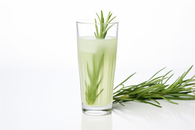 Photo vue de devant boisson d'étragon fraîche à l'intérieur d'un long verre avec des citrons et des feuilles d'estragon fraîches sur blanc