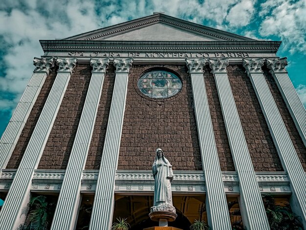 Photo vue de devant de l'église aux philippines