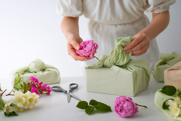 Photo vue de devant femme avec un paquet de furoshiki