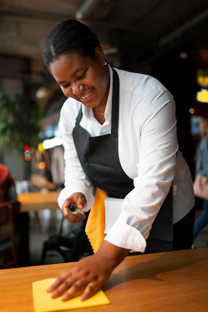 Photo vue de devant femme travaillant dans l'industrie des services