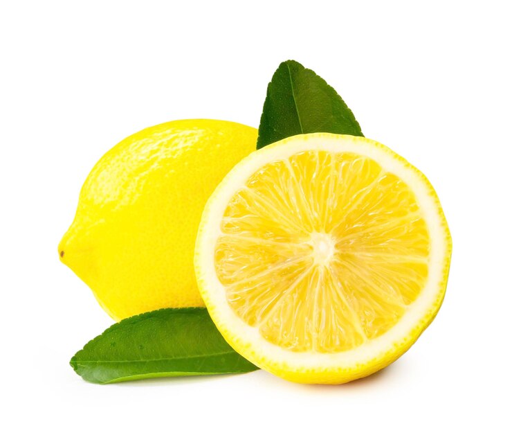 Photo vue de devant et de près d'un citron jaune frais avec la moitié et les feuilles