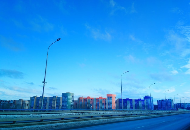 Vue diagonale sur la ville sur fond d'autoroute