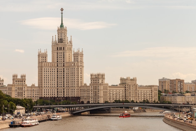 Vue sur la digue de la rivière Moscou et l'hôtel Ukraine à Moscou. Vue depuis le pont d'observation du parc Zaryadye