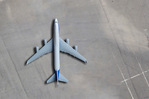 Une vue directement au-dessus de l'avion stationné au sol à l'aéroport