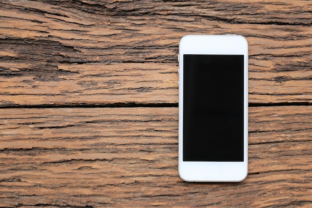 Vue directement au-dessus du téléphone intelligent sur la table