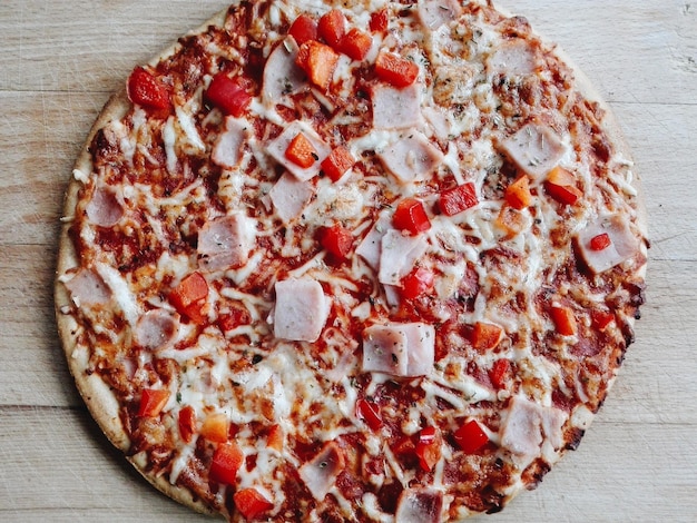 Vue directement au-dessus de la pizza fraîche sur la table