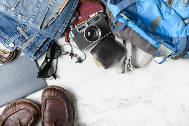 Vue directement au-dessus des vêtements pour hommes sur le marbre